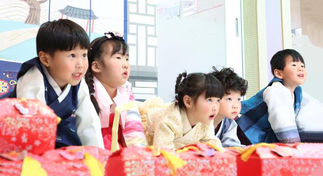 Kindergarten children in Hamyang Gyeongnam learn the customs of sebae New Years bow Yonhap