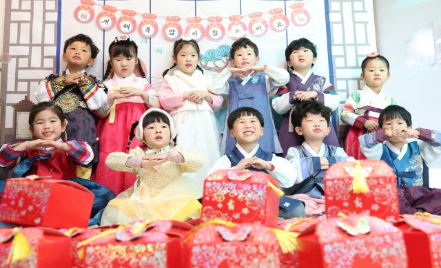 Kindergarten children in Hamyang Gyeongnam learn the traditional custom of sebae New Years bow Yonhap