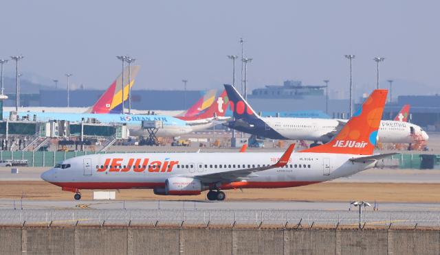 인천국제공항 활주로를 이동하는 제주항공 소속 여객기 모습 사진연합뉴스