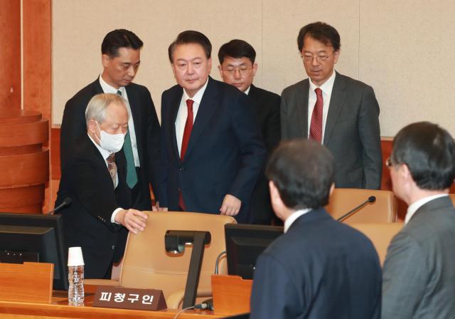 윤석열 대통령이 21일 오후 서울 종로구 헌법재판소에서 열린 탄핵심판 3차 변론에 출석하고 있다 사진연합뉴스