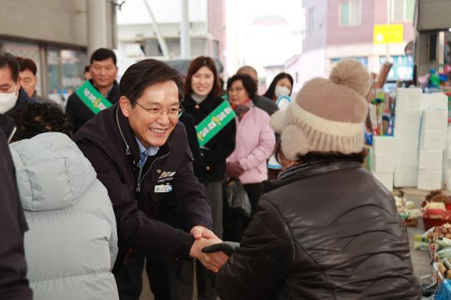 우승희 영암군수가 설 명절을 앞두고 전통시장 사회복지시설 등을 찾아 민생을 살피고 군민들의 이야기를 듣고있다사진영암군