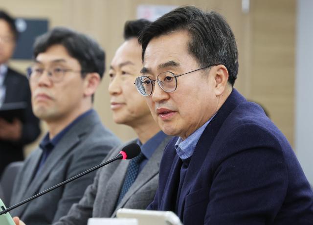 김동연 경기도지사가 지난달 11일 국회 국토교통위원회에서 맹성규 국토교통위원장과 인사하고 있다 사진연합뉴스