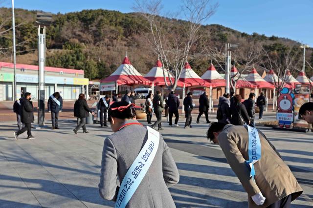 렛츠런파크 부산경남 직원들이 고객에게 감사인사를 전하고 있다사진렛츠럼파크 부산경남