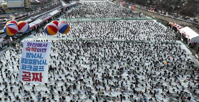 지난 주말인 18일 화천산천어축제장을 찾은 관광객 인파사진화천군