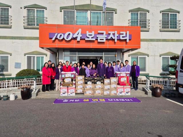 신안군군수 박우량은 설 명절을 앞두고 어려운 이웃 4000여 세대와 사회복지시설 19개소 경로당 413개소를 찾아 위문 활동을 하고있다사진신안군