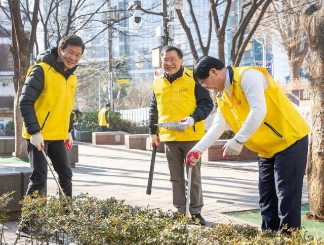 HDC현대산업개발과 HDC 임직원들이 서울역 쪽방촌에서 봉사활동을 하고있다사진HDC현대산업개발