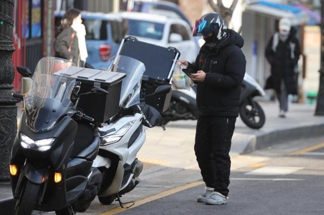 서울 시내 한 음식점에서 라이더가 배달 음식을 수령하고 있다 사진연합뉴스DB 