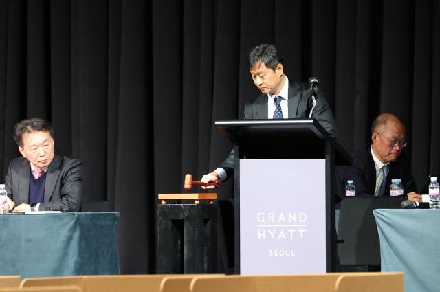 Korea Zinc president Park Ki-deok hits the gavel at the extraordinary shareholders meeting held in the Grand Hyatt Seoul Jan 23 2025 Joint Press Corps