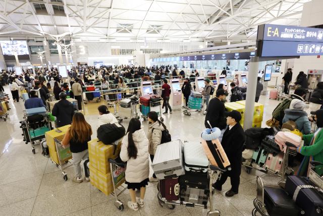 설 명절 앞두고 붐비는 인천공항
    영종도연합뉴스 이진욱 기자  설 명절 연휴를 앞둔 23일 오전 인천국제공항 제1여객터미널 출국장에서 승객들이 탑승 수속을 위해 줄을 서고 있다 