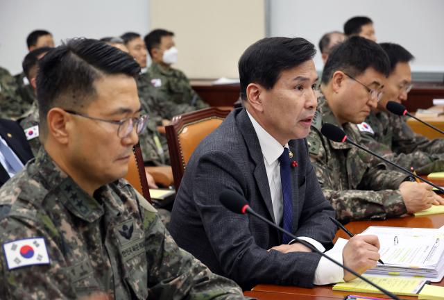 김선호 국방부 장관 직무대행이 지난 14일 오후 서울 여의도 국회에서 열린 윤석열 정부의 비상계엄 선포를 통한 내란 혐의 진상규명 국정조사 특별위원회의에 출석해 의원 질의에 답하고 있다 사진연합뉴스