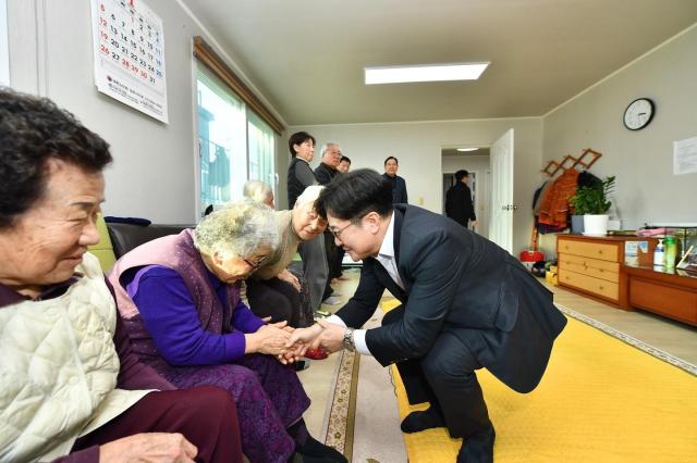 어르신들과 현장에서 소통중인 김병수 시장 모습 사진김포시