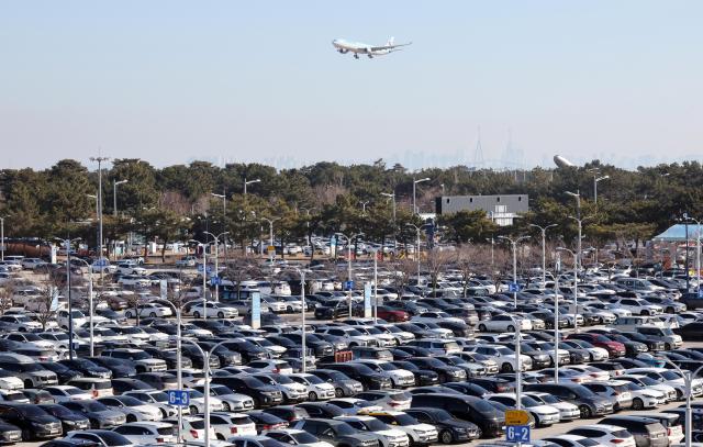 Long-term parking lot at the 1st terminal of Incheon International Airport fills with vehicles from travelers on Thursday Yonhap