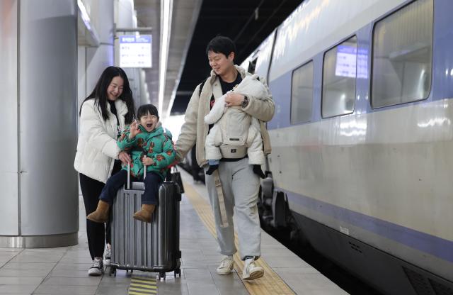 Ahead of the Lunar New Year Holiday homebound passengers on Friday are seen moving toward the ferry at the Incheon Port Coastal Passenger Terminal to board Yonhap