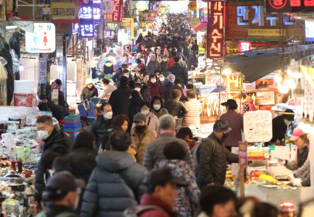 지난 24일 설 연휴 대목을 앞둔 전통시장 모습 사진연합뉴스