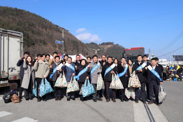 삼척시의회 관계자들이 설 명절을 맞아 전통시장에서 장보기 캠페인을 실시하고 있다 사진삼척시의회