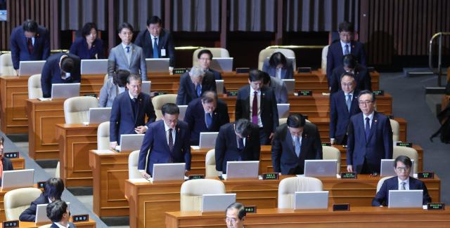 김문수 고용노동부 장관이 11일 국회 본회의에서 진행된 윤석열 대통령 위헌적 비상계엄 선포 내란행위 관련 긴급현안질문에서 더불어민주당 서영교 의원의 요구로 사과하는 국무위원들 사이에서 사과를 거부한 채 앉아 있다 사진연합뉴스