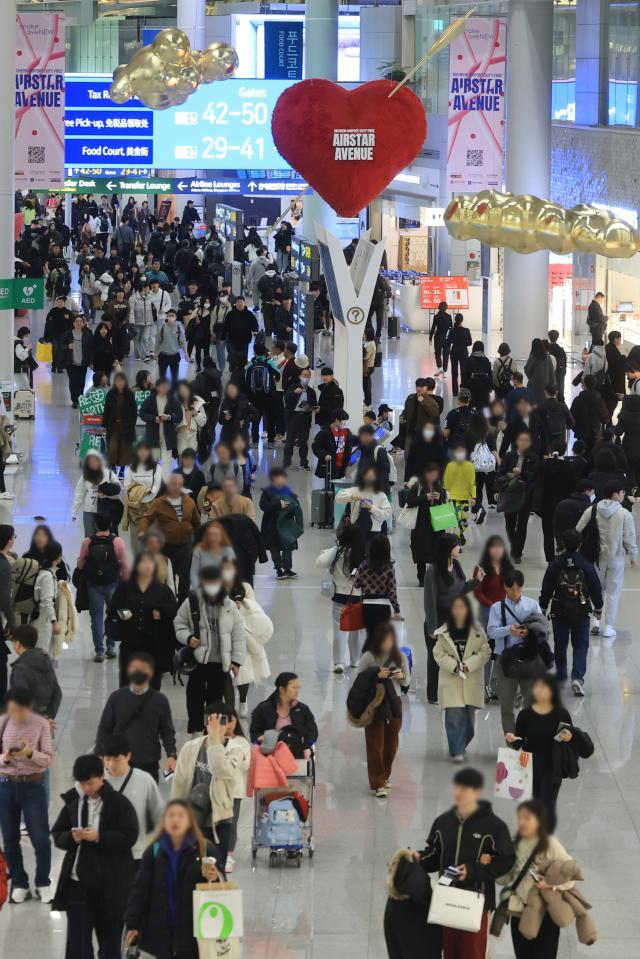 설 연휴를 앞둔 지난 22일 오전 인천국제공항 제1여객터미널 면세 구역이 승객으로 붐비고 있다 사진연합뉴스