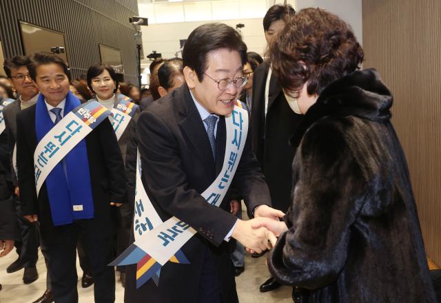 이재명 더불어민주당 대표가 지난 24일  서울 서초구 고속버스터미널에서 시민들과 설 귀성인사를 하고 있다 사진연합뉴스