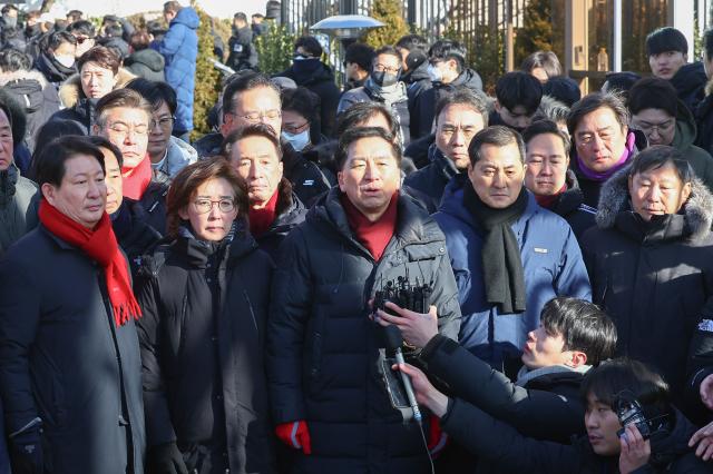 김기현 국민의힘 의원이 지난 15일 위공직자범죄수사처공수처와 경찰이 윤석열 대통령에 대한 2차 체포영장 집행에 나선 15일 서울 용산구 한남동 대통령 관저 입구에서 발언하고 있다 사진연합뉴스
