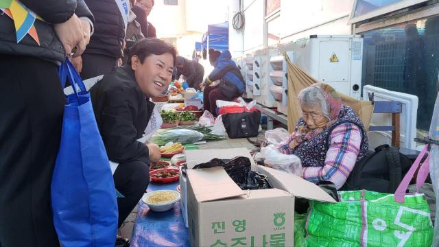 박정현 부여군수 설 전통시장 방문 모습사진부여군