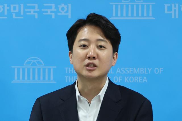 개혁신당 이준석 의원이 13일 서울 여의도 소통관에서 더불어민주당의 가짜뉴스 신고 시스템 민주파출소 관련 기자회견을 마친 뒤 허은아 대표와의 갈등 등 당의 내홍과 관련한 기자의 질문에 답하고 있다 사진연합뉴스