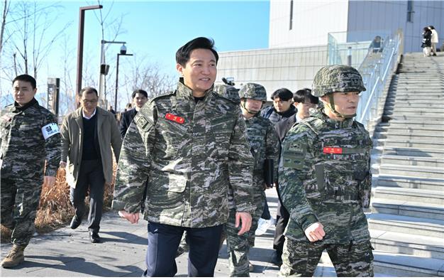 오세훈 서울시장이 24일 경기도 김포시와 인천 강화군 일대를 지키는 해병대 2사단을 방문했다 사진연합뉴스