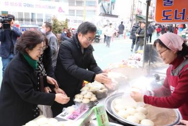 김동연, 설 맞아 직접 장 보며 물가 점검... 폭설 피해 복구 최대한 노력 약속 