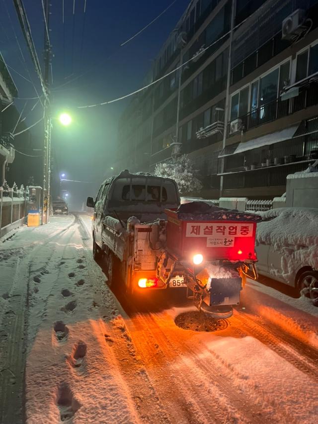 제설차가 제설 작업을 벌이고 있다사진연합뉴스