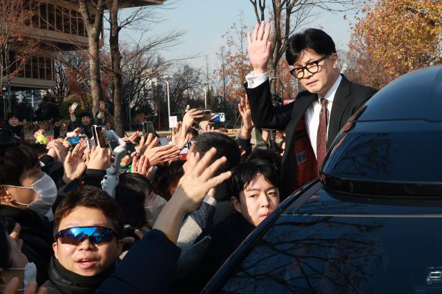 한동훈 국민의힘 대표가 지난달 16일 오전 서울 여의도 국회에서 당대표 사퇴 기자회견을 마치고 이동하던 중 지지자들에게 인사를 하고 있다 사진연합뉴스