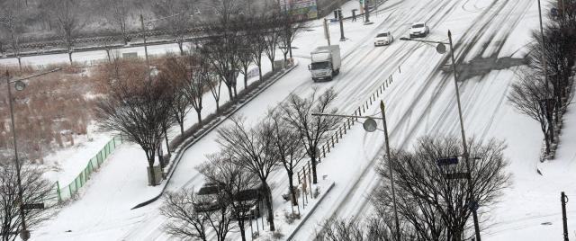 Heavy snow disrupts holiday traffic across Korea