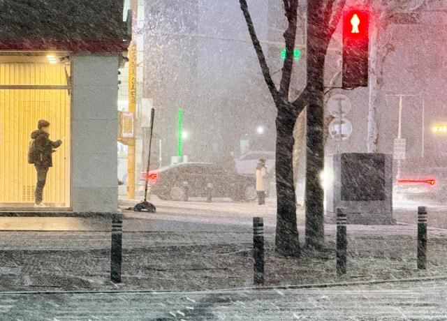 Snow falls on a street in the southwestern city of Gwangju on Jan 27 2025 Yonhap