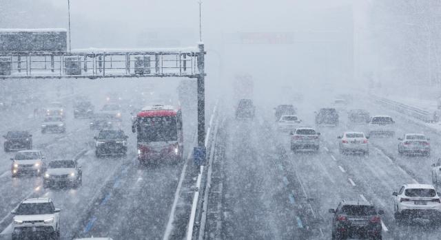 Vehicles crawl along the Gyeongbu Expressway near Osan amid heavy snow on Jan 28 2025 Yonhap