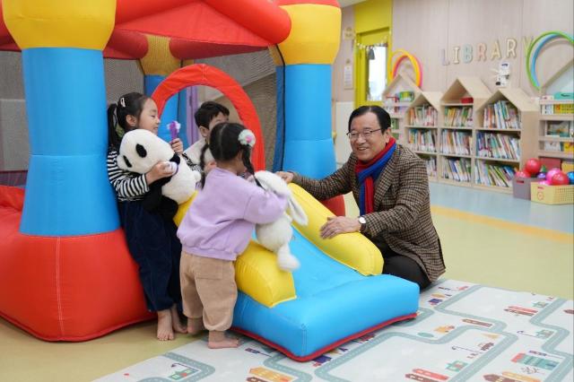 이현재 하남시장이 28일 미사3동에 소재한 언제나어린이집인 ‘시립햇살어린이집’을 방문해 아이 돌봄에 참여하고 관계자들을 격려했다 사진하남시