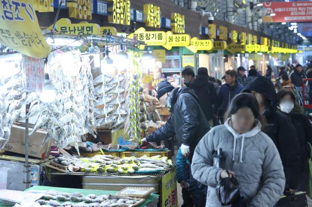 설 명절을 앞둔 24일 오전 서울 동대문구 경동시장에서 시민들이 장을 보고 있다