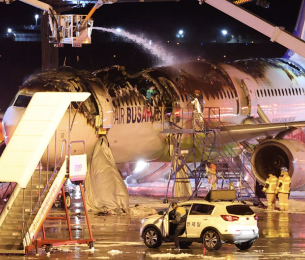 지난 28일 김해공항 계류장에서 승객 170명과 승무원 6명을 태우고 이륙을 준비하던 홍콩행 에어부산 항공기 BX391편 내부에서 불이 나 소방대원들이 진화 작업을 하고 있다 사진연합뉴스