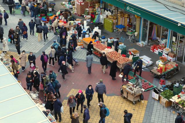  A vegetable and fruit market section at Kyungdong Market AJP Han Jun-gu