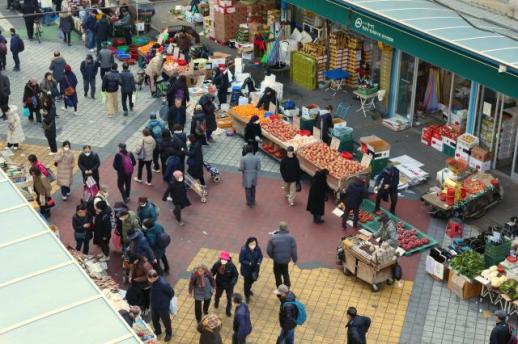 PHOTOS: Kyungdong Market, a haven for fresh fruits, vegetables, traditional commerce