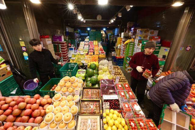  A vegetable and fruit market section at Kyungdong Market AJP Han Jun-gu