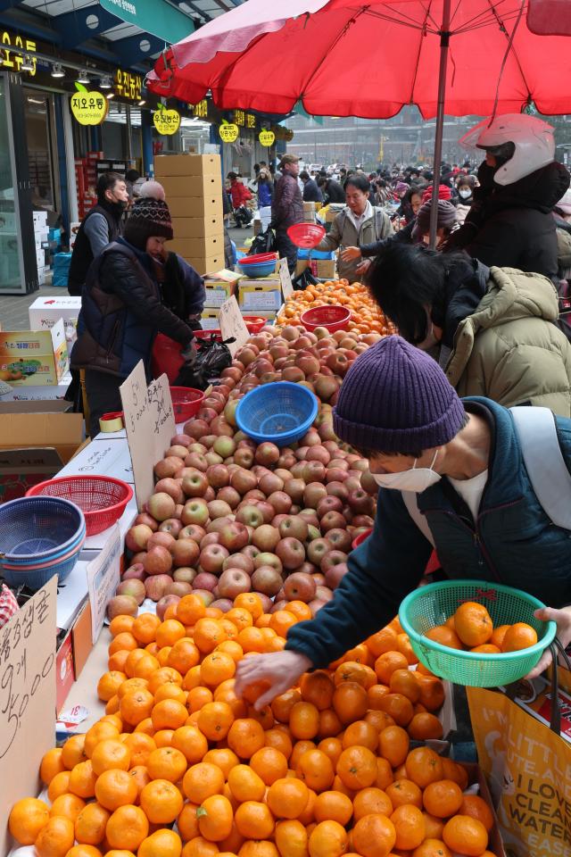 A vegetable and fruit market section at Kyungdong Market AJP Han Jun-gu