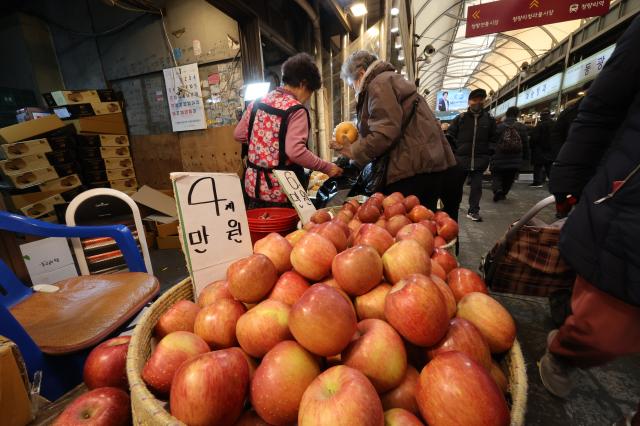 A vegetable and fruit market section at Kyungdong Market AJP Han Jun-gu