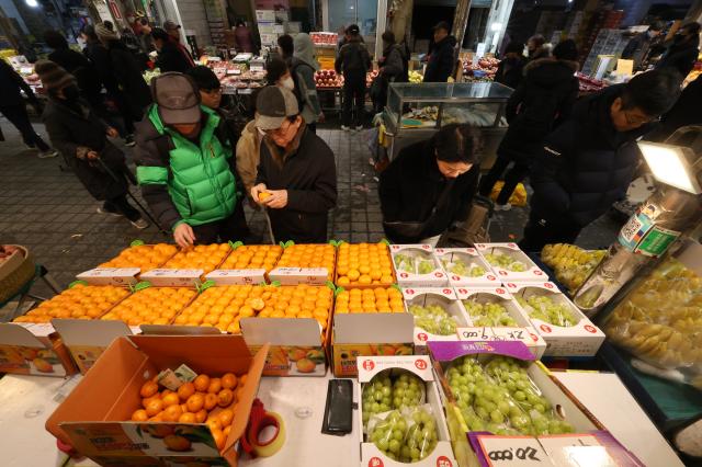 A vegetable and fruit market section at Kyungdong Market AJP Han Jun-gu