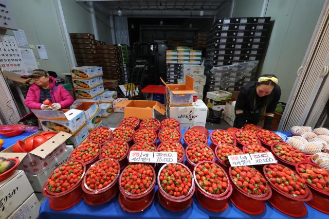 A vegetable and fruit market section at Kyungdong Market AJP Han Jun-gu