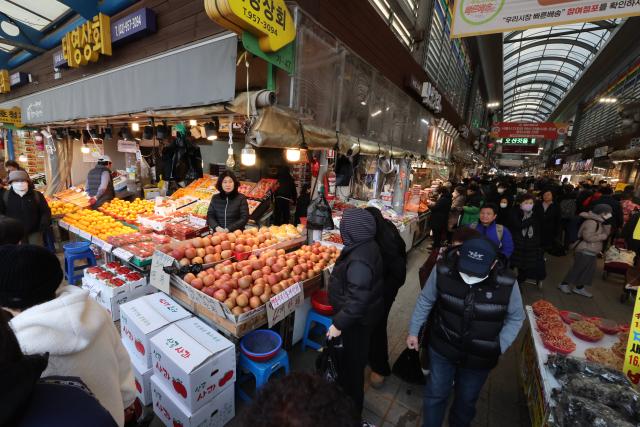 A vegetable and fruit market section at Kyungdong Market AJP Han Jun-gu