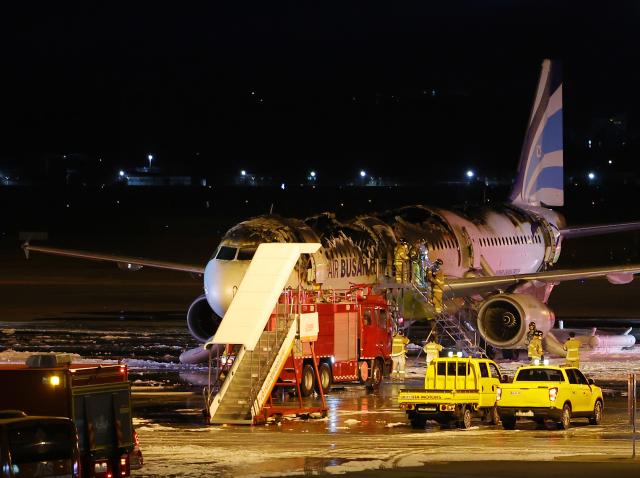 28일 오후 김해공항 계류장에서 승객 170명과 승무원 6명을 태우고 이륙을 준비하던 홍콩행 에어부산 항공기 BX391편 내부에서 불이 나 소방대원들이 진화 작업을 하고 있다 사진연합뉴스