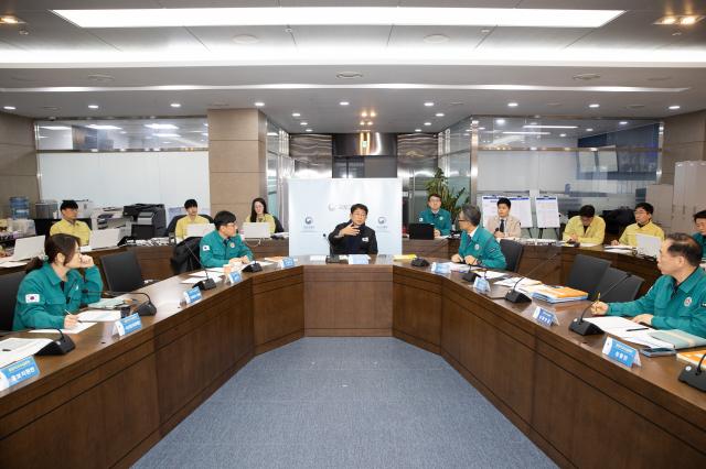 박상우 국토교통부 장관이 29일 오전 정부세종청사에서 열린 김해공항 에어부산 여객기 화재 사고 관련 중앙사고수습본부 회의를 주재하고 있다사진연합뉴스