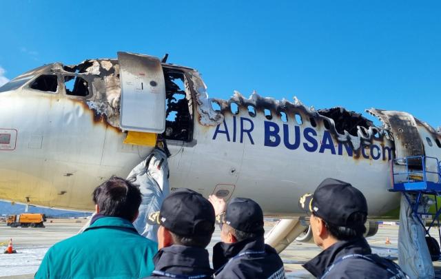 김해국제공항 에어부산 항공기 화재 현장 사진연합뉴스
