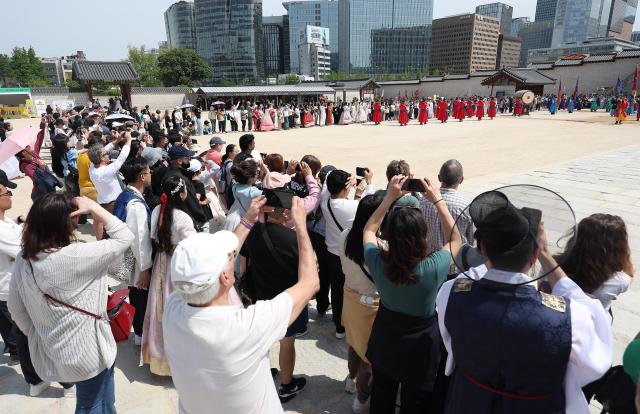 문화체육관광부와 한국관광공사가 올해 1분기 한국을 찾은 외국인 관광객이 340만3천명으로 코로나19 이후 분기 기준 최대 규모를 기록했다고 29일 밝혔다 사진은 서울 종로구 경복궁에서 외국인 관광객들이 수문장 교대의식을 지켜보고 있다 사진문화체육관광부