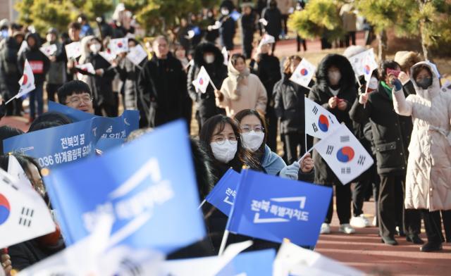 지난 6일 오후 전북 김제시 새만금 33센터에 2036 전주 하계올림픽 현장 실사단을 환영하는 인파가 몰려 있다 사진연합뉴스