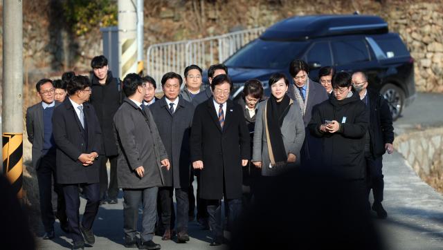 이재명 더불어민주당 대표가 설 연휴 마지막 날인 30일 오후 경남 양산시 하북면 평산마을 문재인 전 대통령 사저에서 문 전 대통령 예방 후 사저에서 나와 이동하고 있다 사진연합뉴스