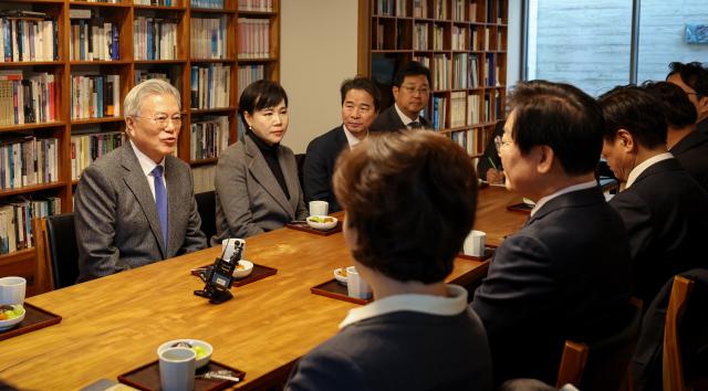 더불어민주당 이재명 대표가 설 연휴 마지막 날인 30일 오후 경남 양산시 하북면 평산마을 문재인 전 대통령 사저를 방문해 문 전 대통령과 대화하고 있다 사진연합뉴스